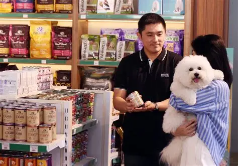 Staf Melayani Pelanggan